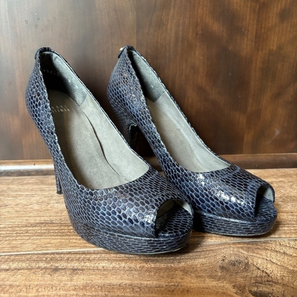 Stuart Weitzman Plainfield Open Toe Navy Sea Crystal Snake Pumps Women's Size 8 - Picture 3 of 8